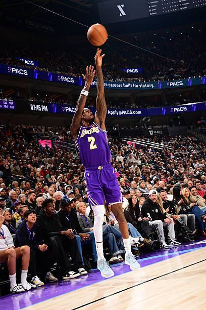 真·铁树开花从12月15号到今天，湖人前锋范德比尔特已经连续8场至少投进1记三分