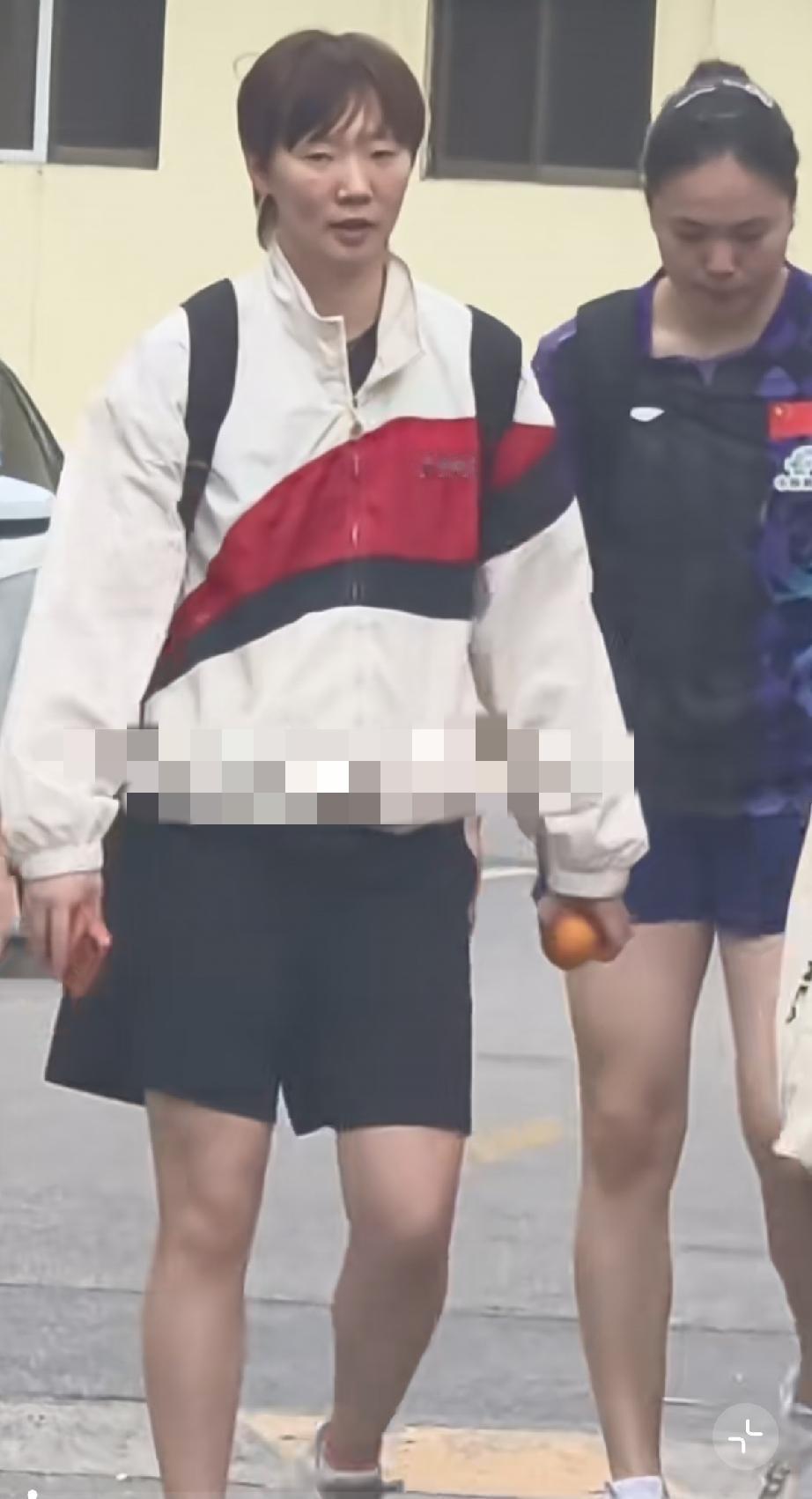 6月12日，王曼昱训练结束后被偶遇，她明显变圆润了，难道是胖了吗？旁边的白思文看