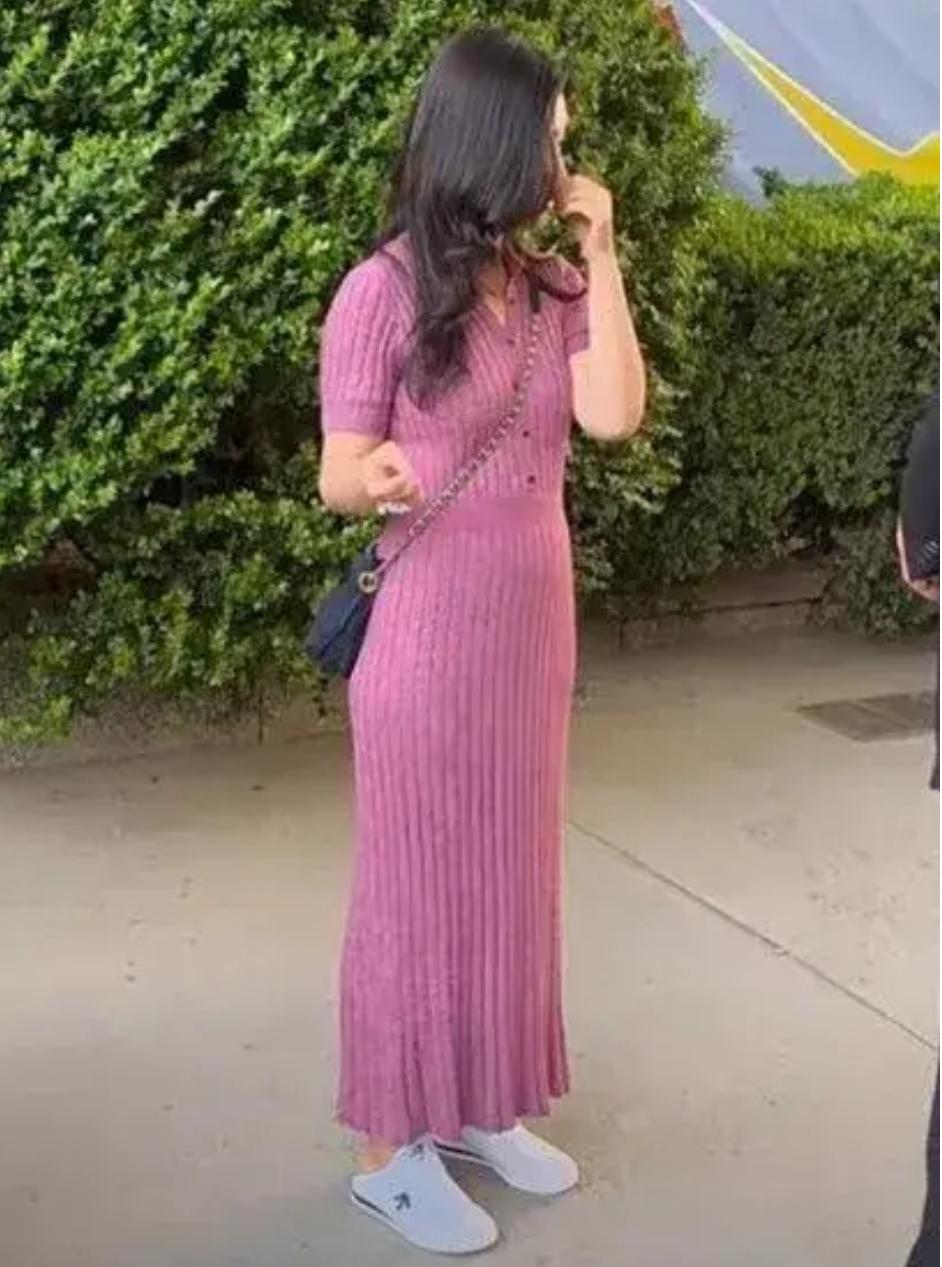 40岁朱珠被偶遇，五五分身材，还有小肚子，瞬间不身材焦虑了 娱乐 明星