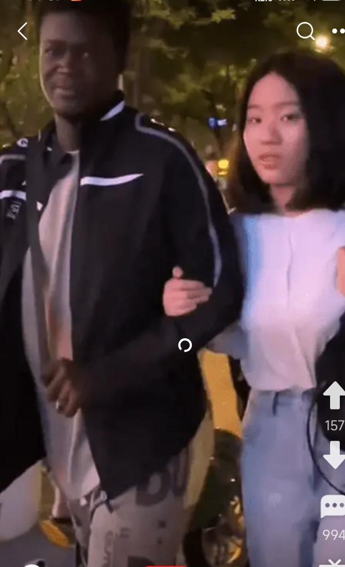 她挽着男友的臂，丝毫不理会旁人的眼光。
看得出，她还是很自豪的。