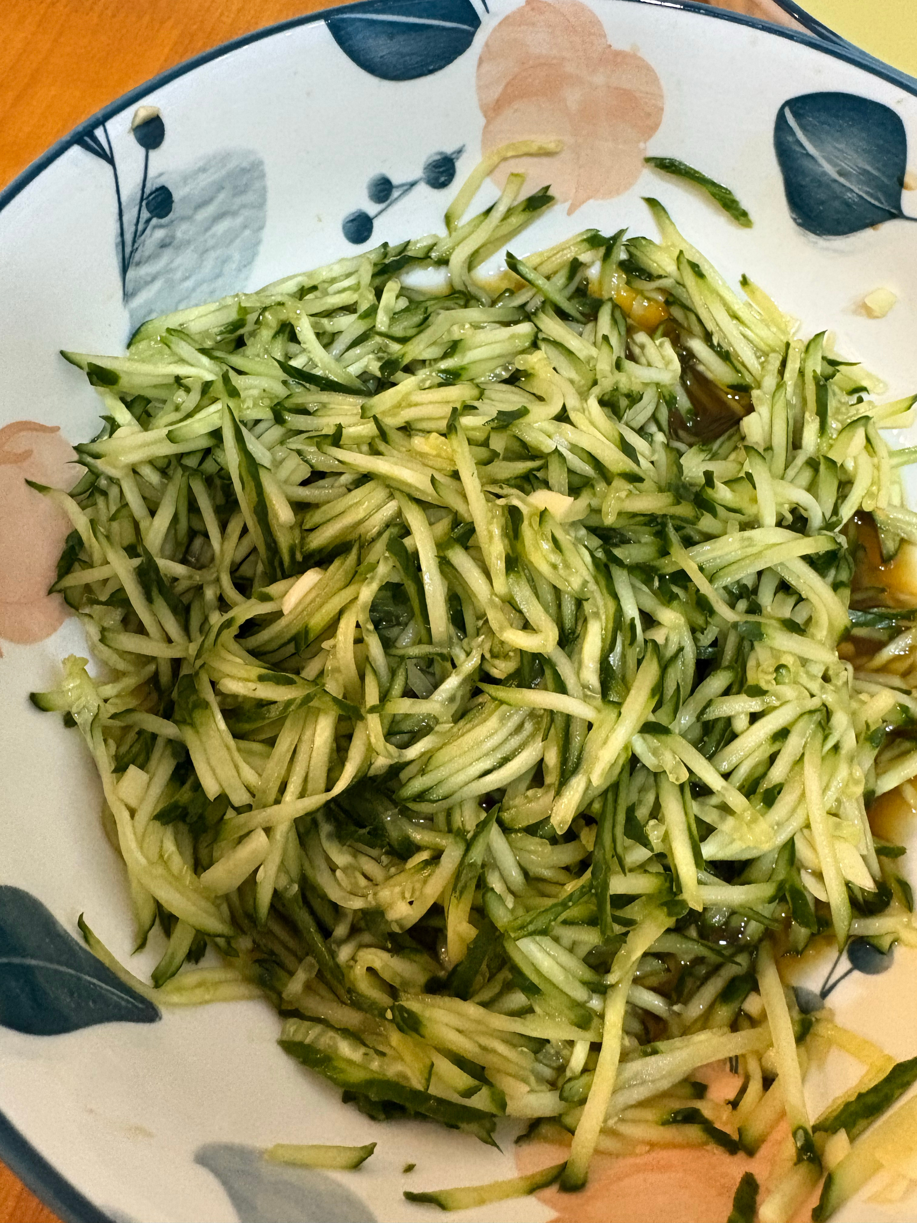 每次做饭首先考虑的是这个菜娃能不能吃，周六日休息两天时间，尽可能每餐做不同的菜让