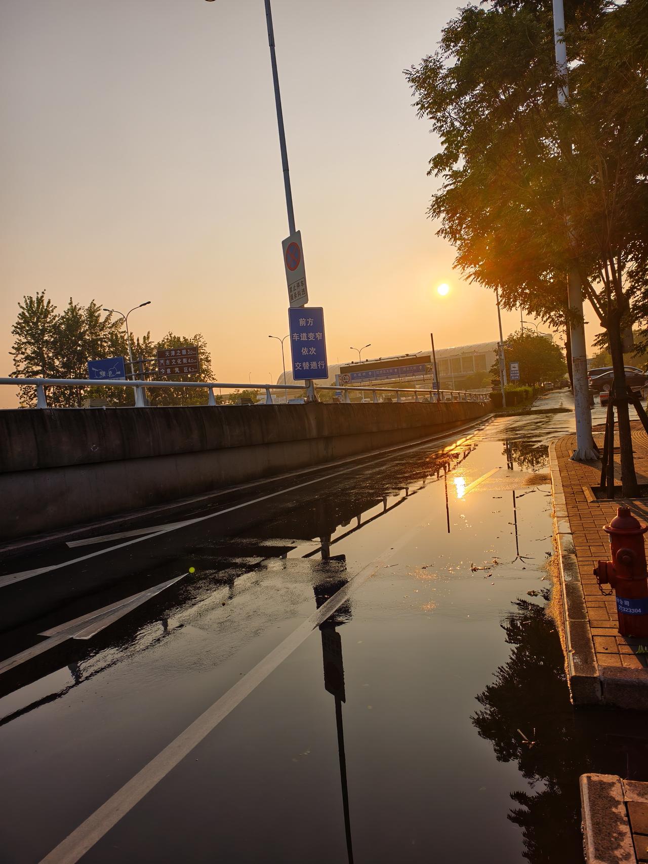（坐标天津红桥区）今晨跑步路过一座立交桥旁，因昨晚的雷阵雨路面上还有少量积水。