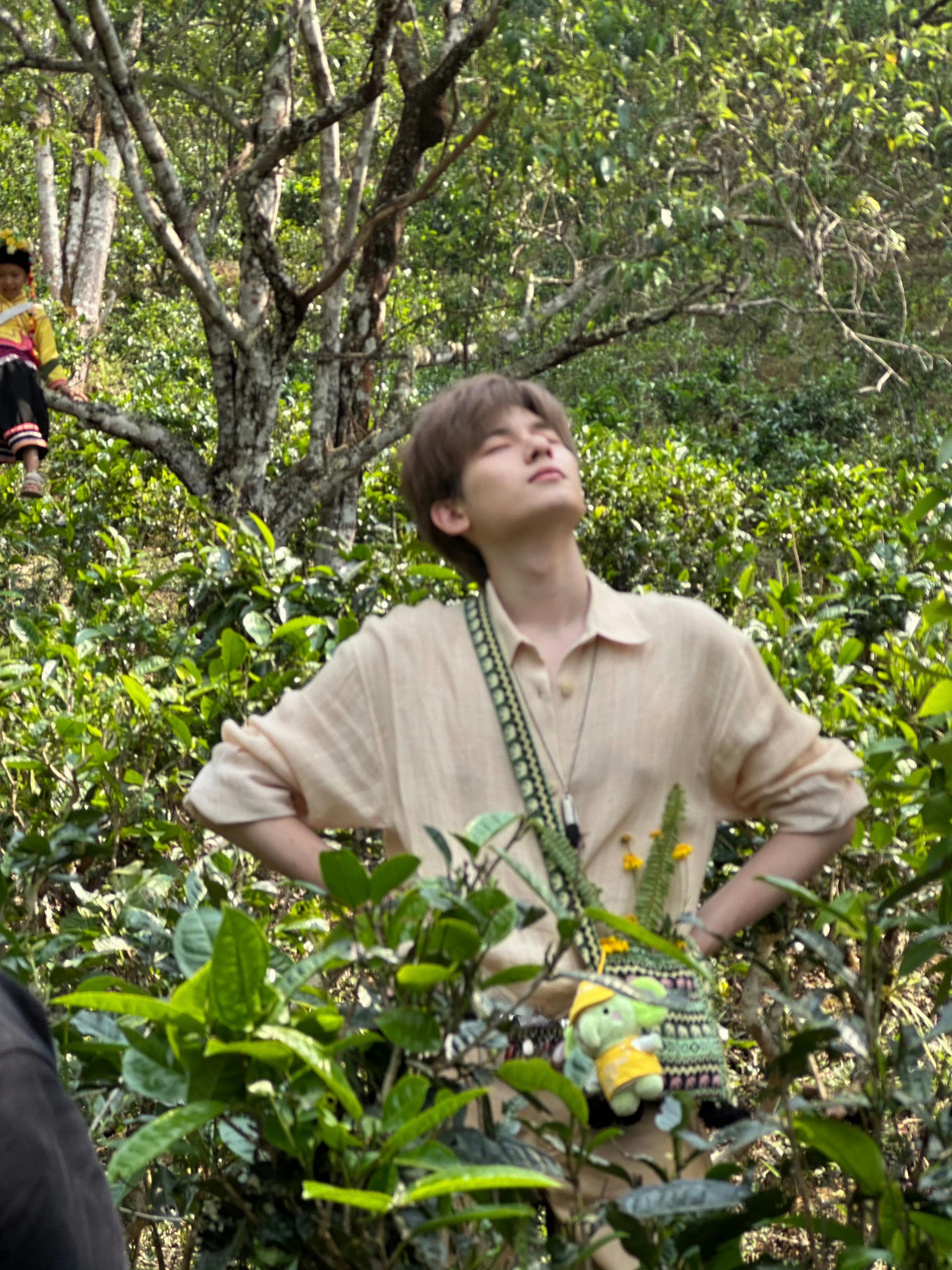 有网友在云南偶遇到胡先煦！胡先煦又换新发色了染了新发色简直不要太帅，包上挂的茶姬