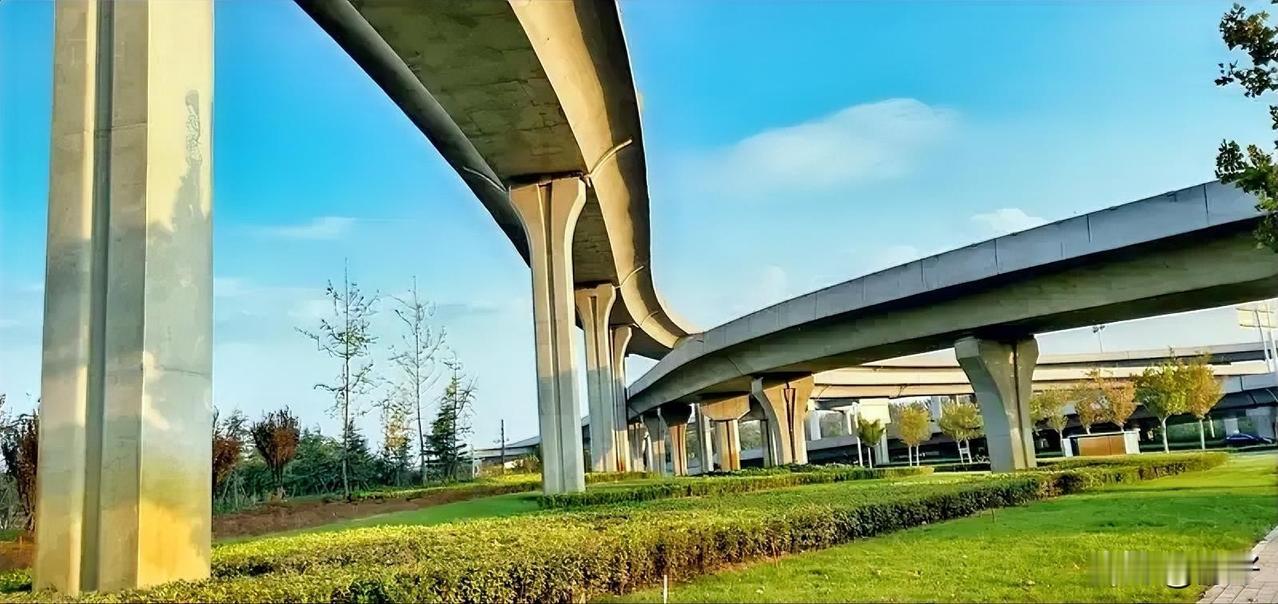 简单来说：不是不建，是以前难建，现在正在慢慢建起来。