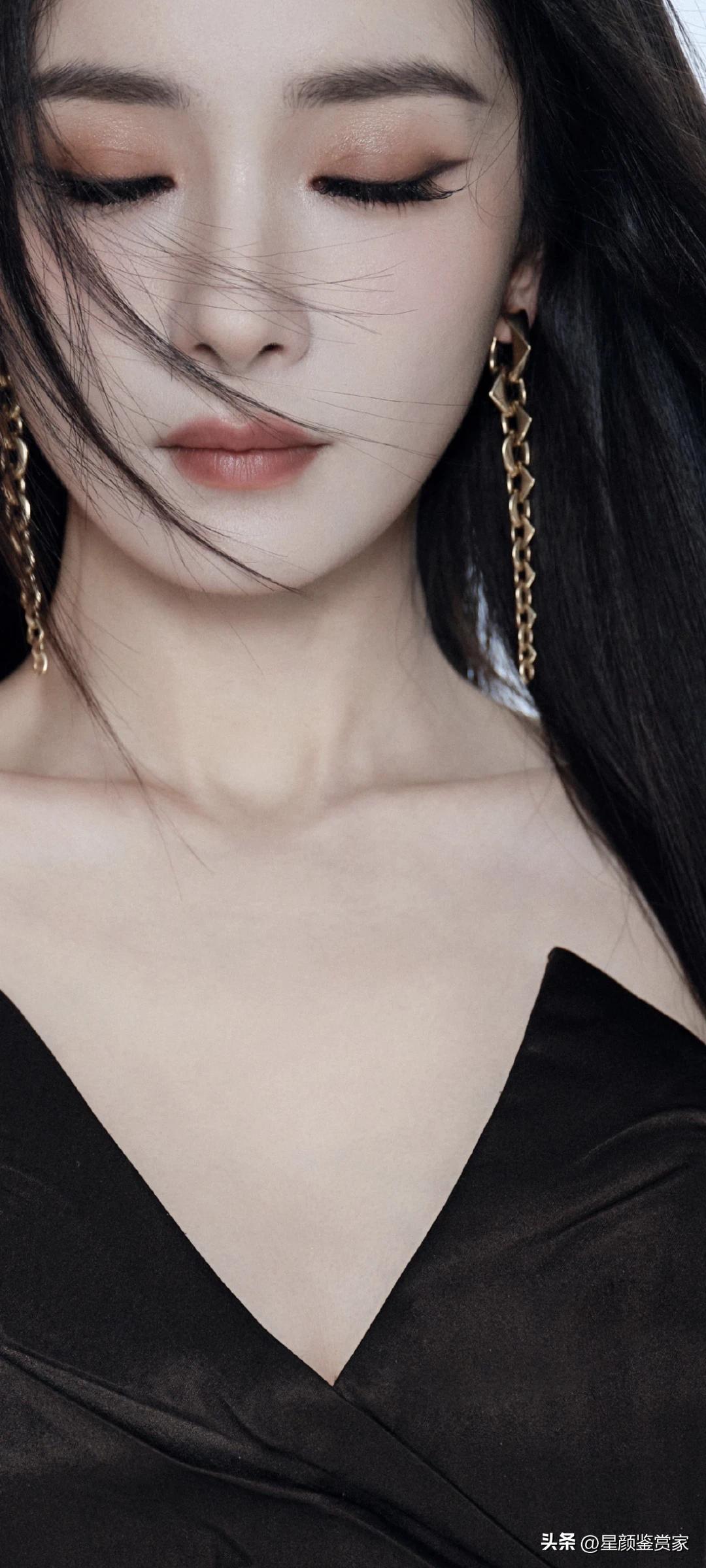 杨幂写真壁纸～
高开叉黑裙+冷艳气场，性感值直接拉满！