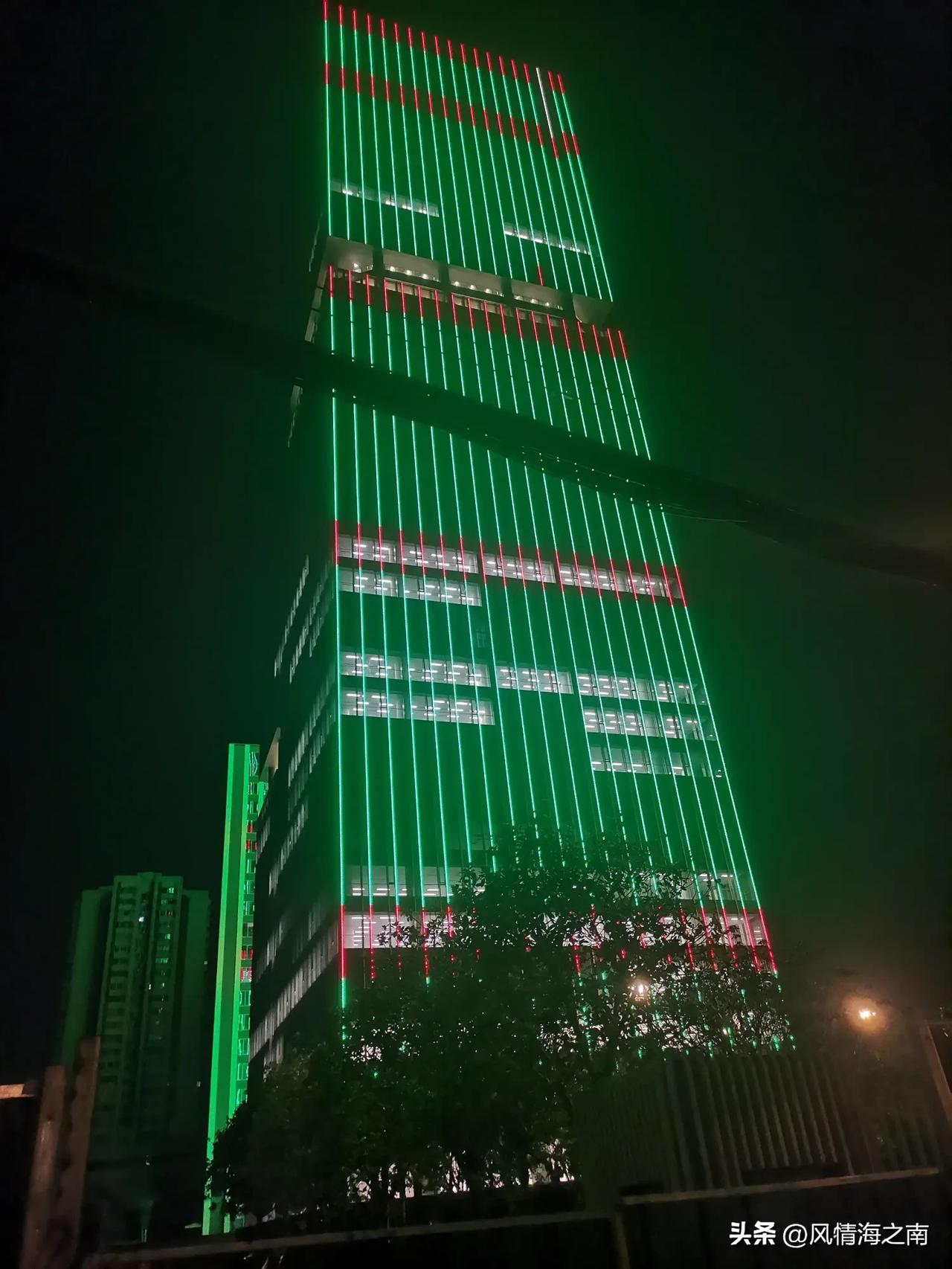 海口城区最美的路，滨海大道高楼大厦林立，入夜灯火阑珊，流光璀璨。近日路过滨海立交