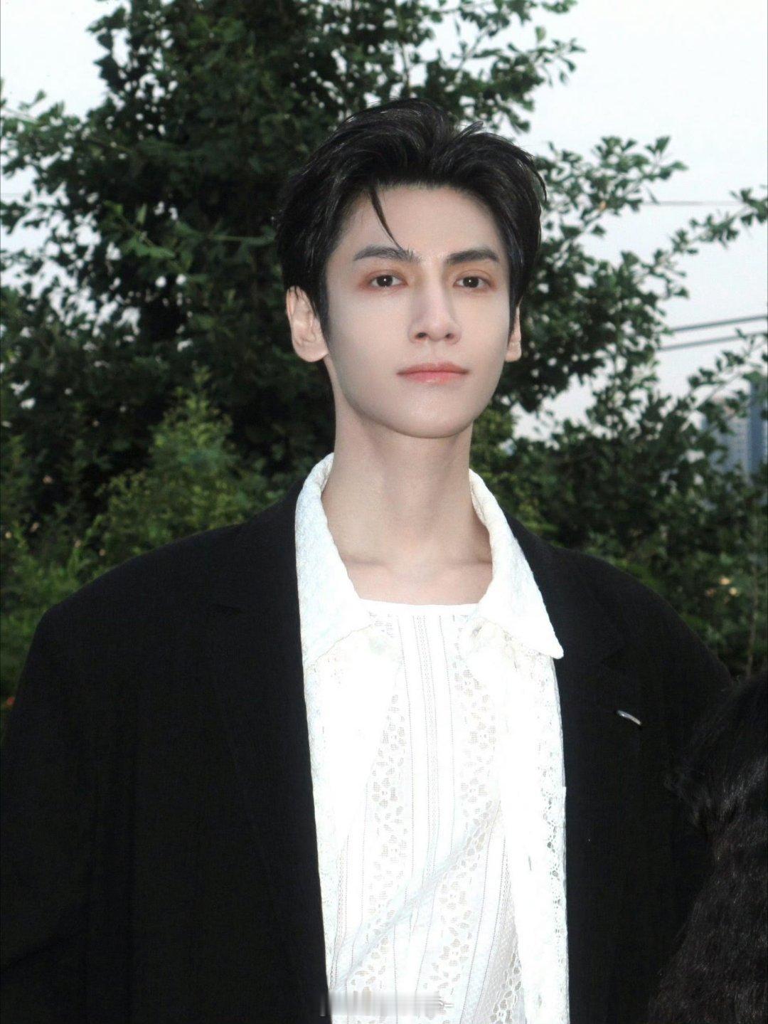 权威的脸罗云熙