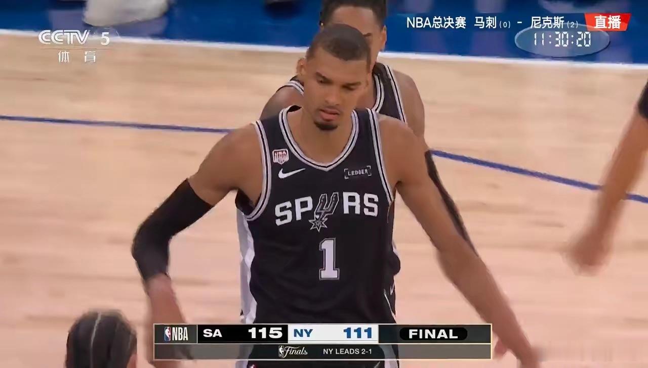 马刺1比2尼克斯NBA总决赛，马刺在连输两个主场之后，今天终于在客场以115-1
