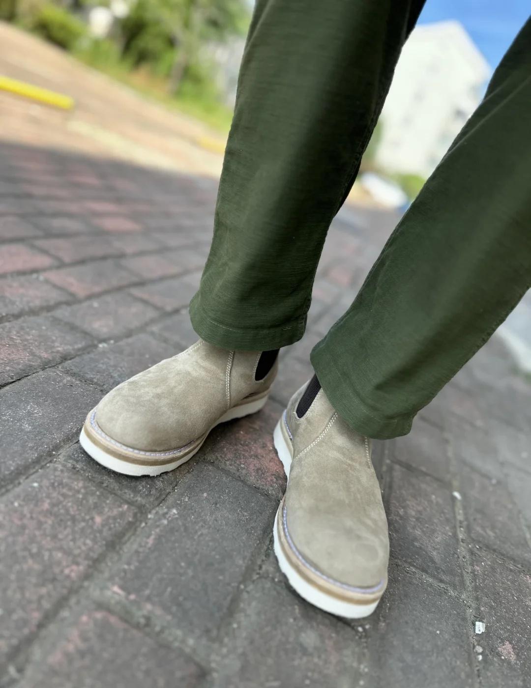 九袋切尔西靴 补发上脚图
很舒服很得劲很帅
但是确实是夏天了 太热了
穿拖鞋都觉