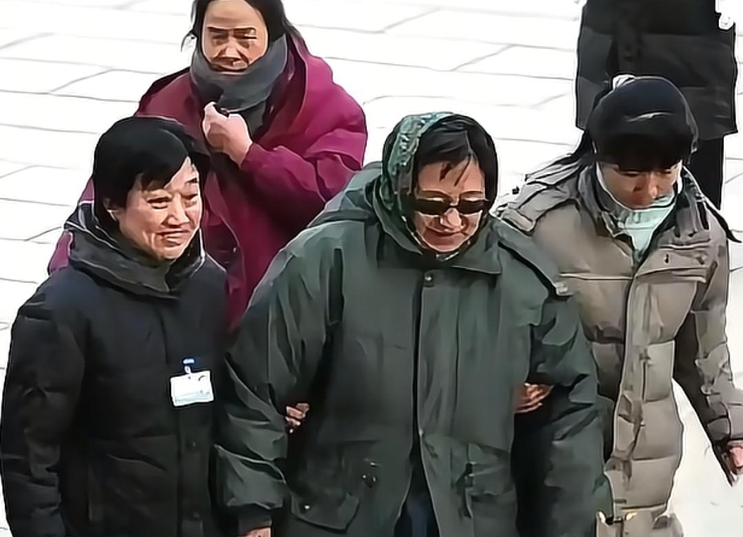 90年代，李讷在家人陪同下到毛主席纪念堂，用传统的习俗祭拜父亲。
 
李讷头上裹