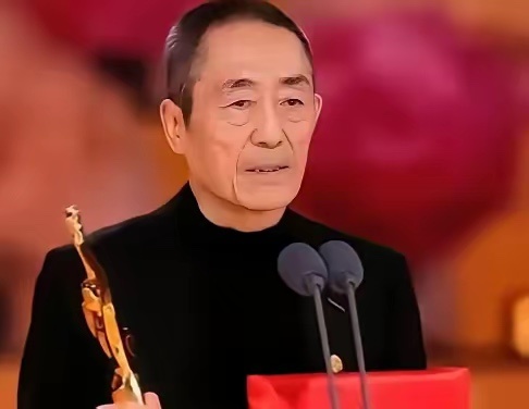 76岁的张艺谋，昨晚在百花奖现场，脸都快僵了。原因无他，旁边那位年轻貌美的女主持