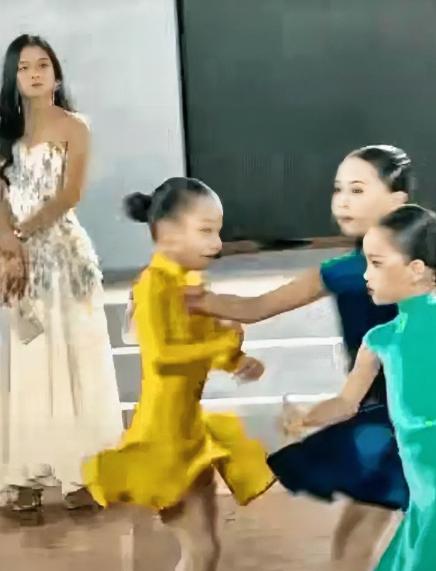 小小年纪就心术不正。深圳拉丁舞大赛中，黄裙子女孩正在投入舞蹈，蓝裙子女孩却从旁边