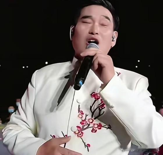 大衣哥深藏不露！淮阳登台深情开唱，开口瞬间征服全场。
大衣哥朱之文热度经久不衰，