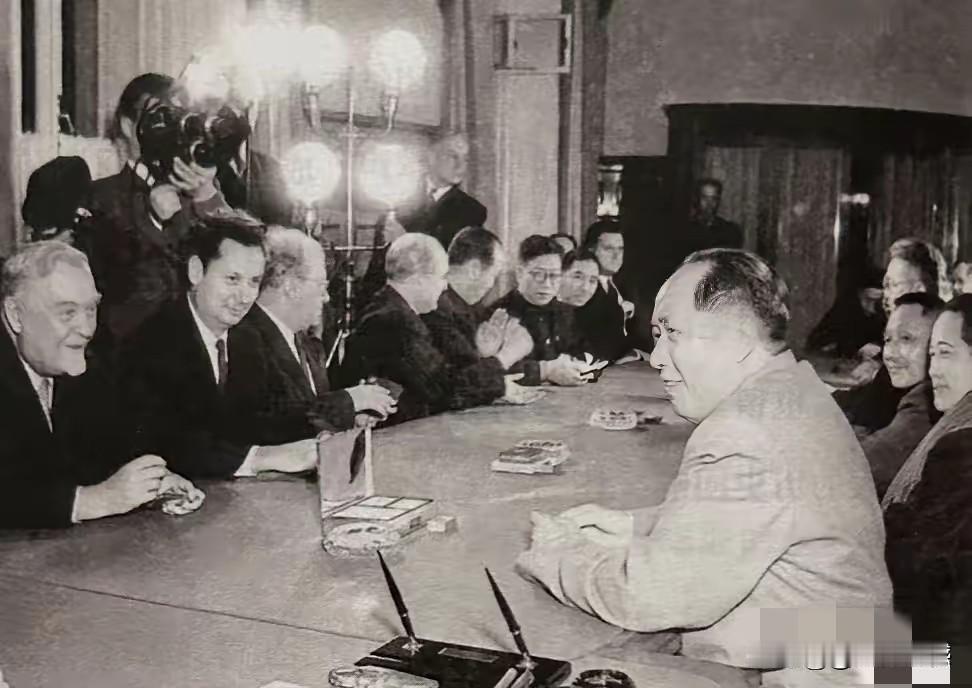 这张照片真是记录了老人家会见外国人时的情景，照片中的老人家，一方面显特别的大气从