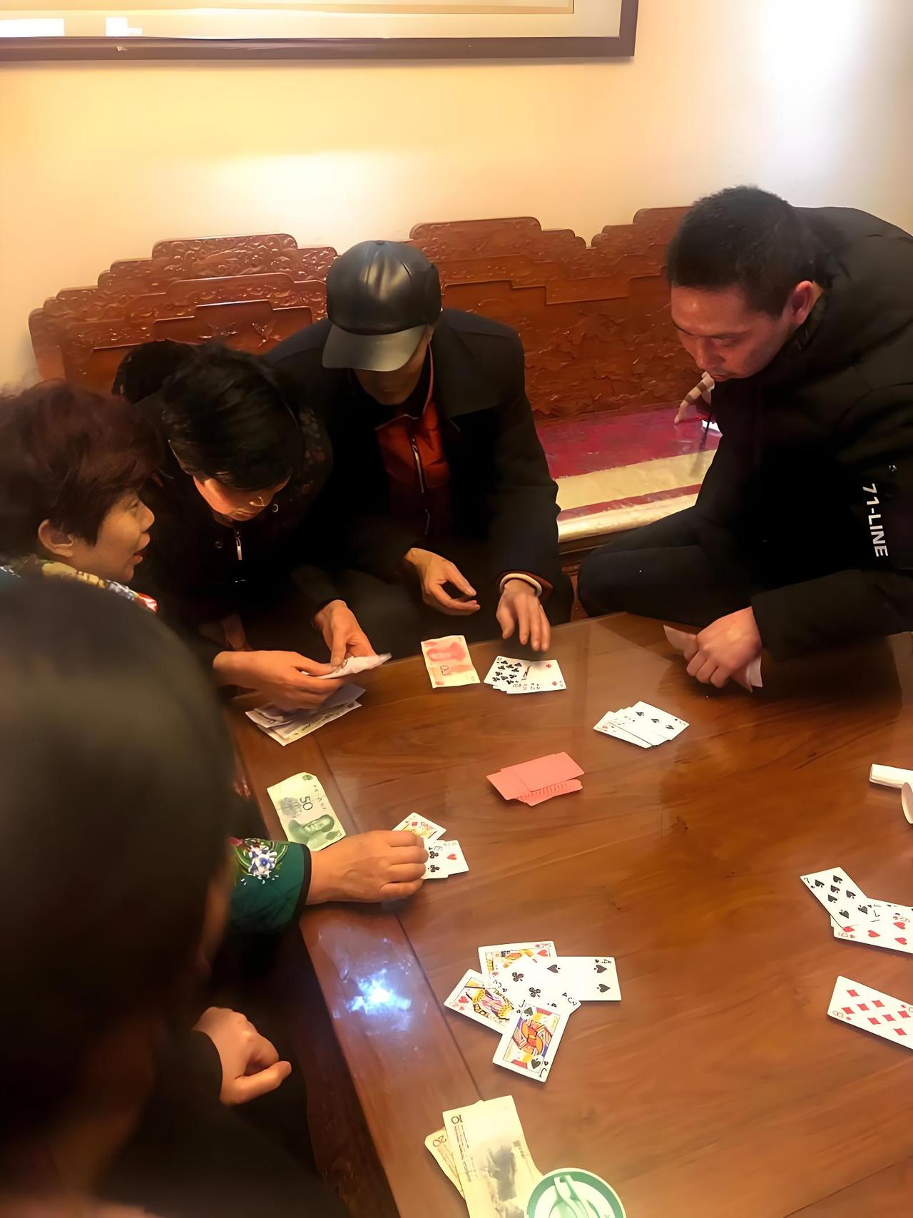 大姐（17）

大姐都有点走火入魔了，整天不合计别的，就琢磨:这孩子他吗的跑哪去
