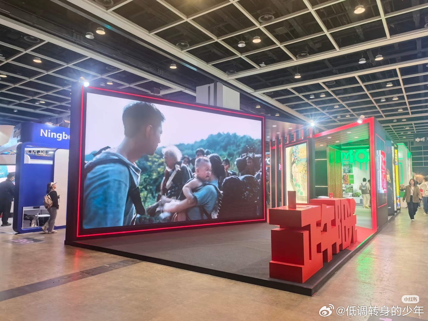 肖战谍报上不封顶巨幅海报展出第三十届香港国际影视展，正午阳光展台。肖战《谍报上不