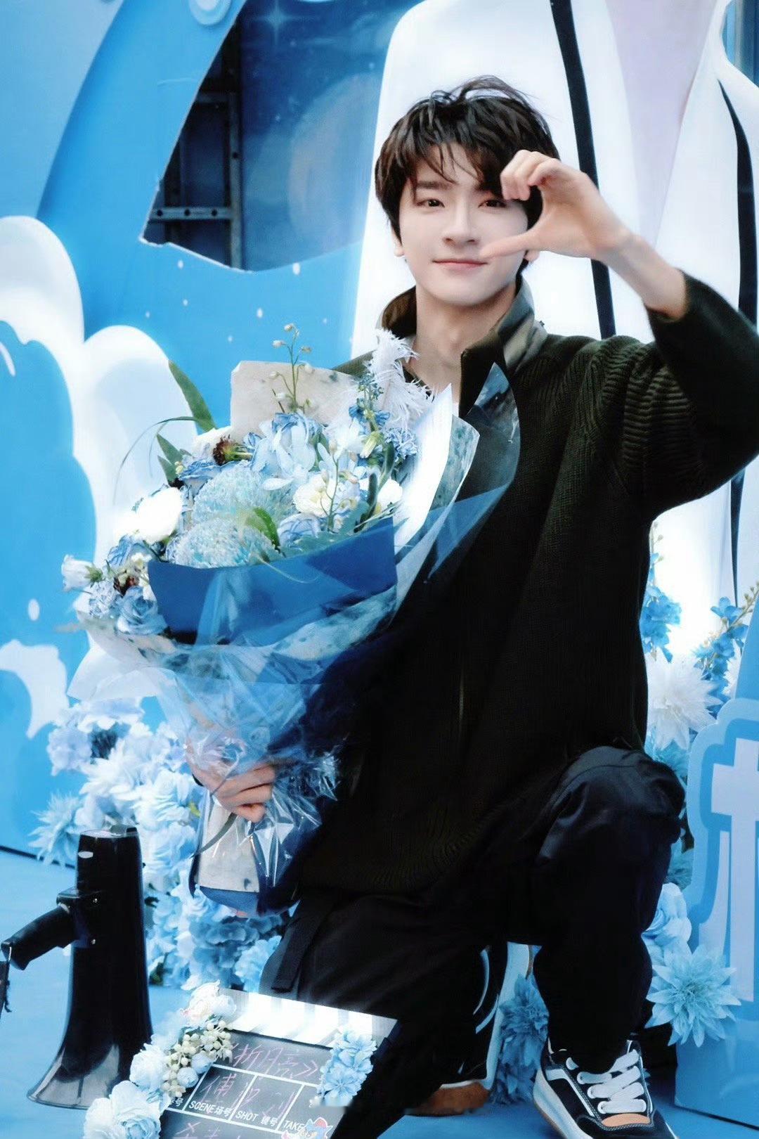 竹已“南芜三部曲”收官作杀青啦[耶]林一、卢昱晓《折月亮》从盛夏拍到初冬～ 原著