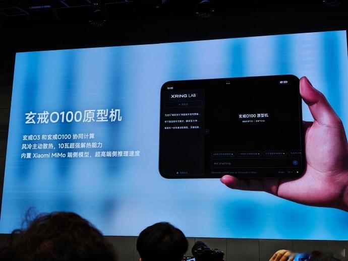 小米18 Fold今天展示的原型机估计就是机身下个月正面硬刚苹果 