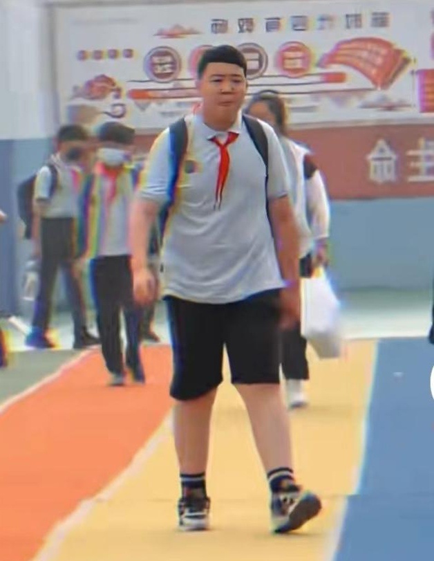 现在的小学生已经是庞然大物了现在的小学生个头真的太惊人了，好多孩子身高蹿得飞快，