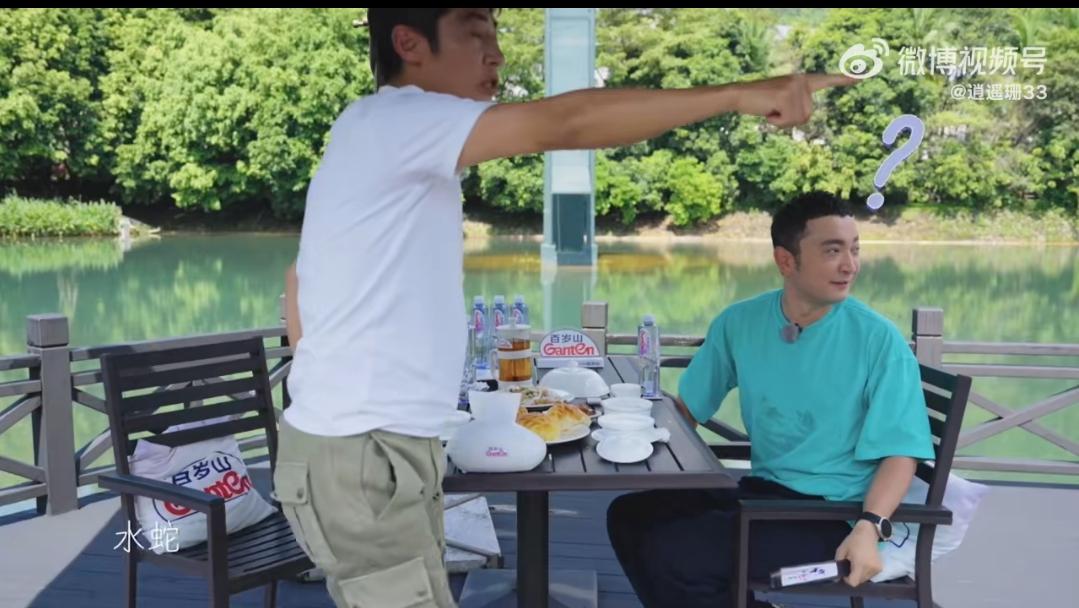 家人们！撒贝宁和小尼录《你好时光》收官篇，居然撞上个“特殊嘉宾”——一条金色水蛇