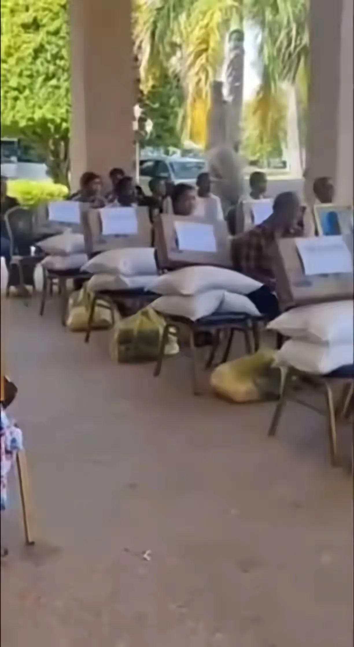 柬埔寨阵亡士兵的抚恤待遇，两袋大米一箱方便面，就这水平，仗还打得下去吗？