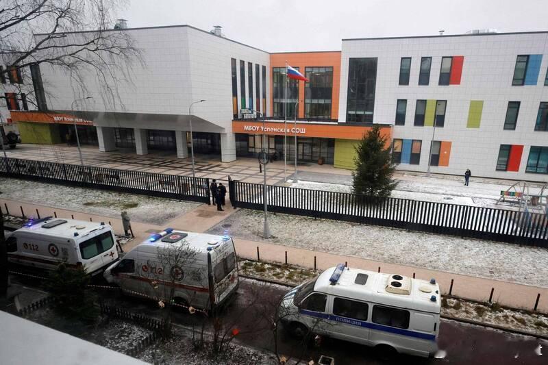 【莫斯科传校园攻击！ 15岁持刀劫持人质反锁教室、刺死10岁童】海外新鲜事 俄罗