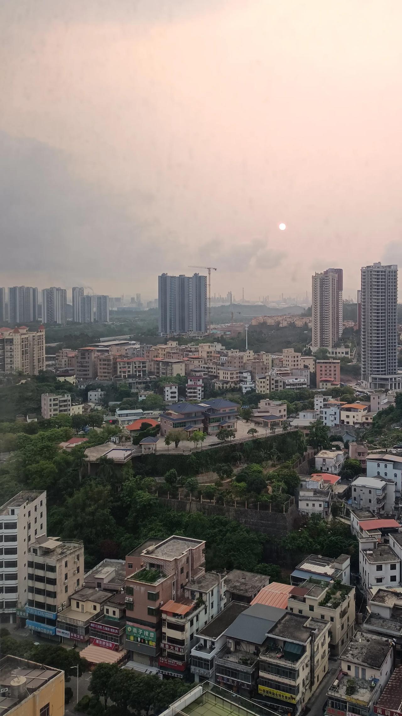 大亚湾的城市天际线，夕阳下的繁华与宁静大亚湾街道 惠州城市街景 久违的大亚湾 生