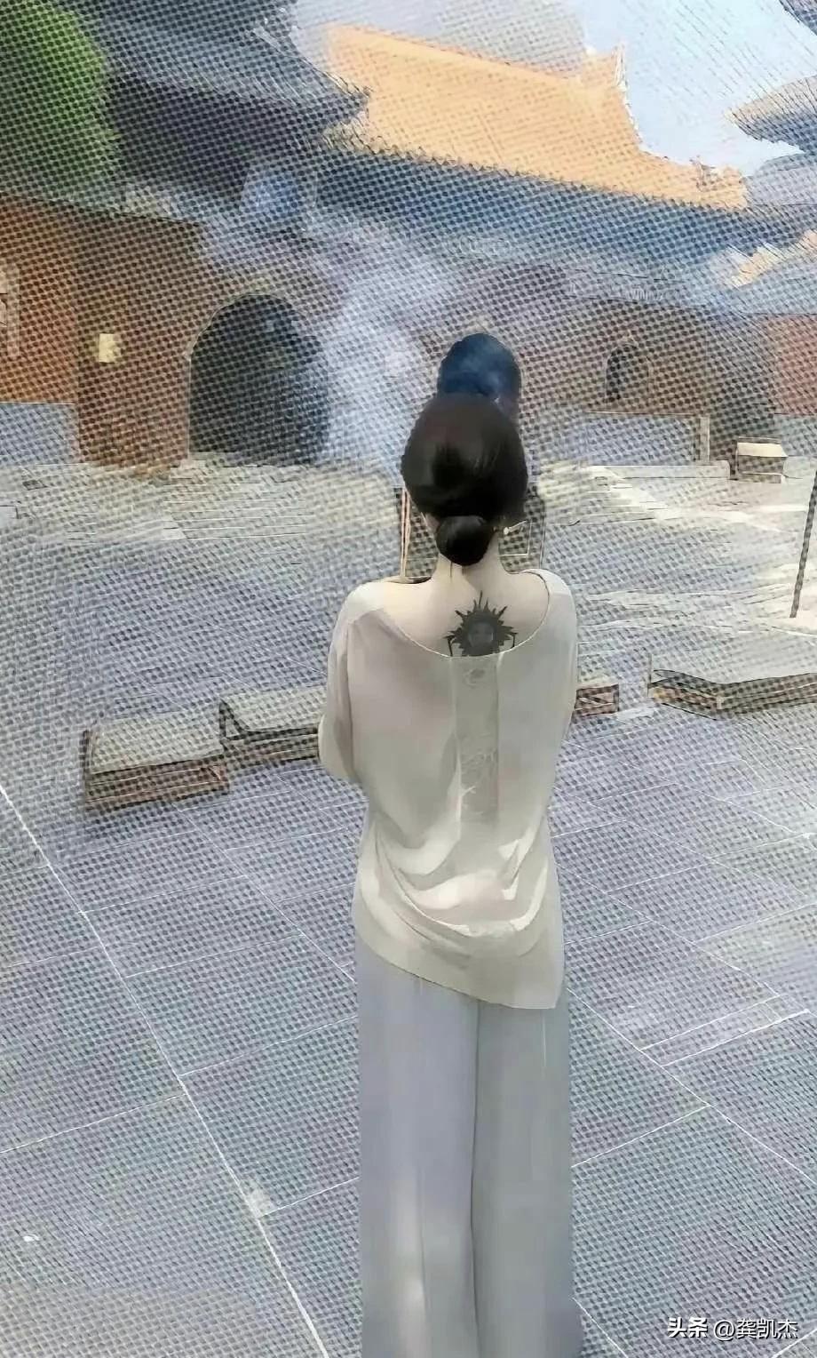 她肯定在求股票暴涨～～看上去她什么都不缺。