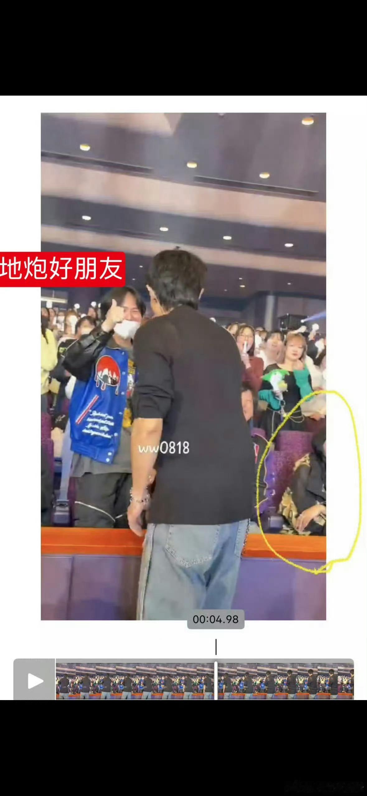 韩国男团成员朴灿烈 女友正面照于近日曝光！女友多次紧随朴灿烈巡演行程陪伴，似乎是