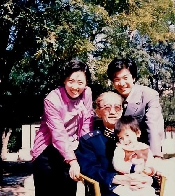 周希汉将军是中国人民解放军的杰出将领，在革命战争年代屡立战功，建国后又投身地方建