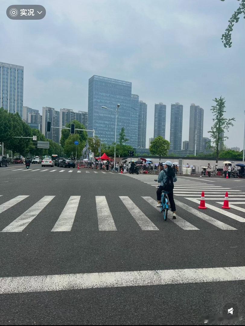 浪姐线下现状旗子全都撤了 应援餐车基本也都关了。乘风2026 乘风破浪的姐姐乘风