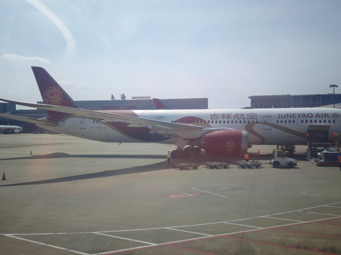 一直觉得，吉祥航空的涂装，是国内航司里最好看的。 