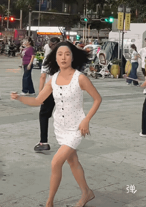 为什么她随便扭几下就那么好看，跳的好有韵味![赞]