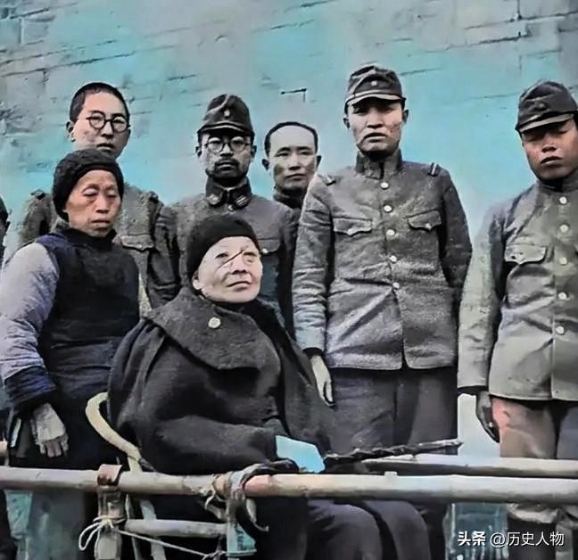 这张珍贵历史照片拍摄于1942年，定格下汪精卫胞姐汪兆娥身处南京沦陷区，与日军军