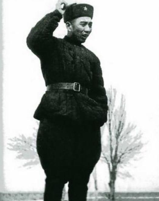1937年王震赴师部开会，伸手和贺龙身后女同志一握，全场掌声响起，他当场红了脸，