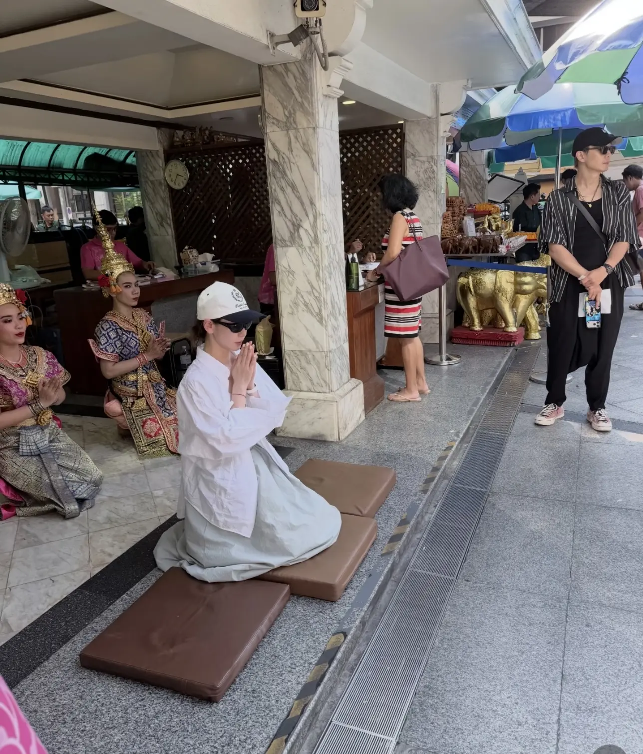 戚薇李承铉被偶遇泰国拜佛。戚薇李承铉泰国拜佛，李承铉帮老婆拿着手机，夫...