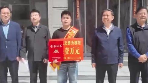 4月13日，山东菏泽小伙张健驾车途经一处隧道时，突遇前方车辆爆燃起火，隧道内瞬间