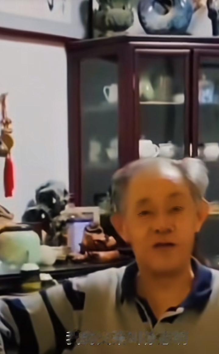 徐湖平装疯卖傻没能蒙混过关，仅有初中学历的他竟坐到一院之长的位置，所谓的特殊身份