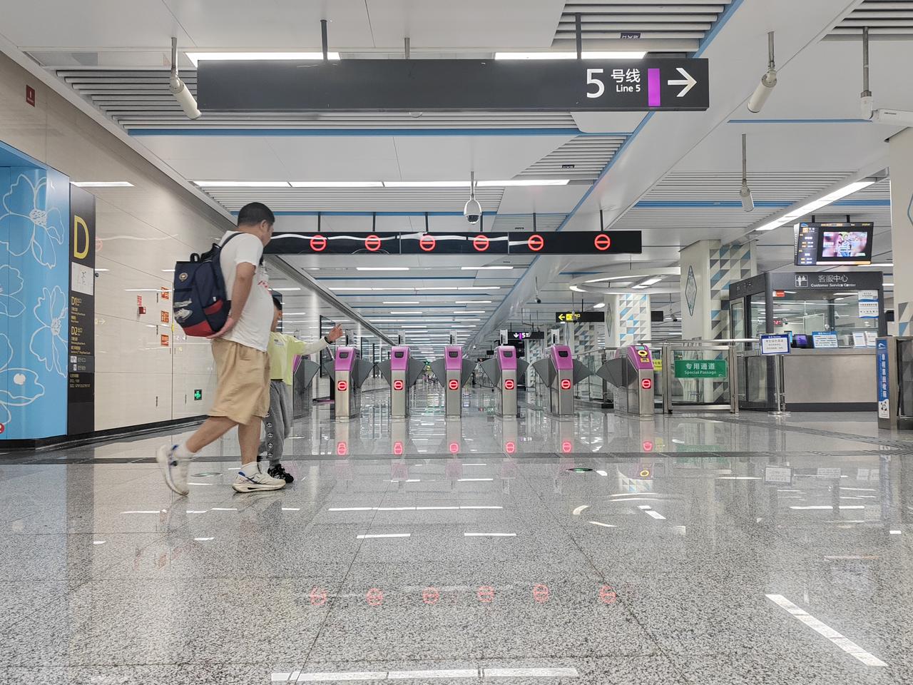 成都地铁5号线
乘车人络绎不绝
大手牵着小手
顺着地铁出入口
向远方走去
脚步随