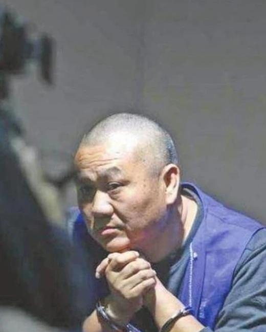 1999年，石二群抢走银行208万元，逃脱后，他脱胎换骨成了亿万富翁，不仅娶了4