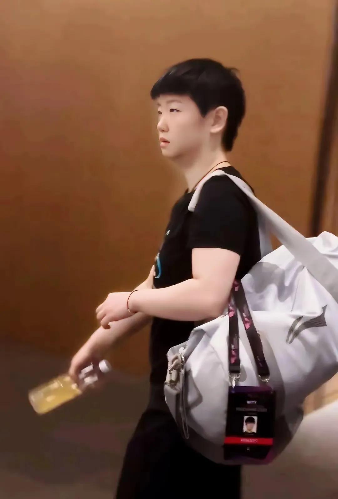 WTT横滨冠军赛，莎莎的主管教练邱贻可指导没有随队陪伴莎莎，可能还是受前时间和极