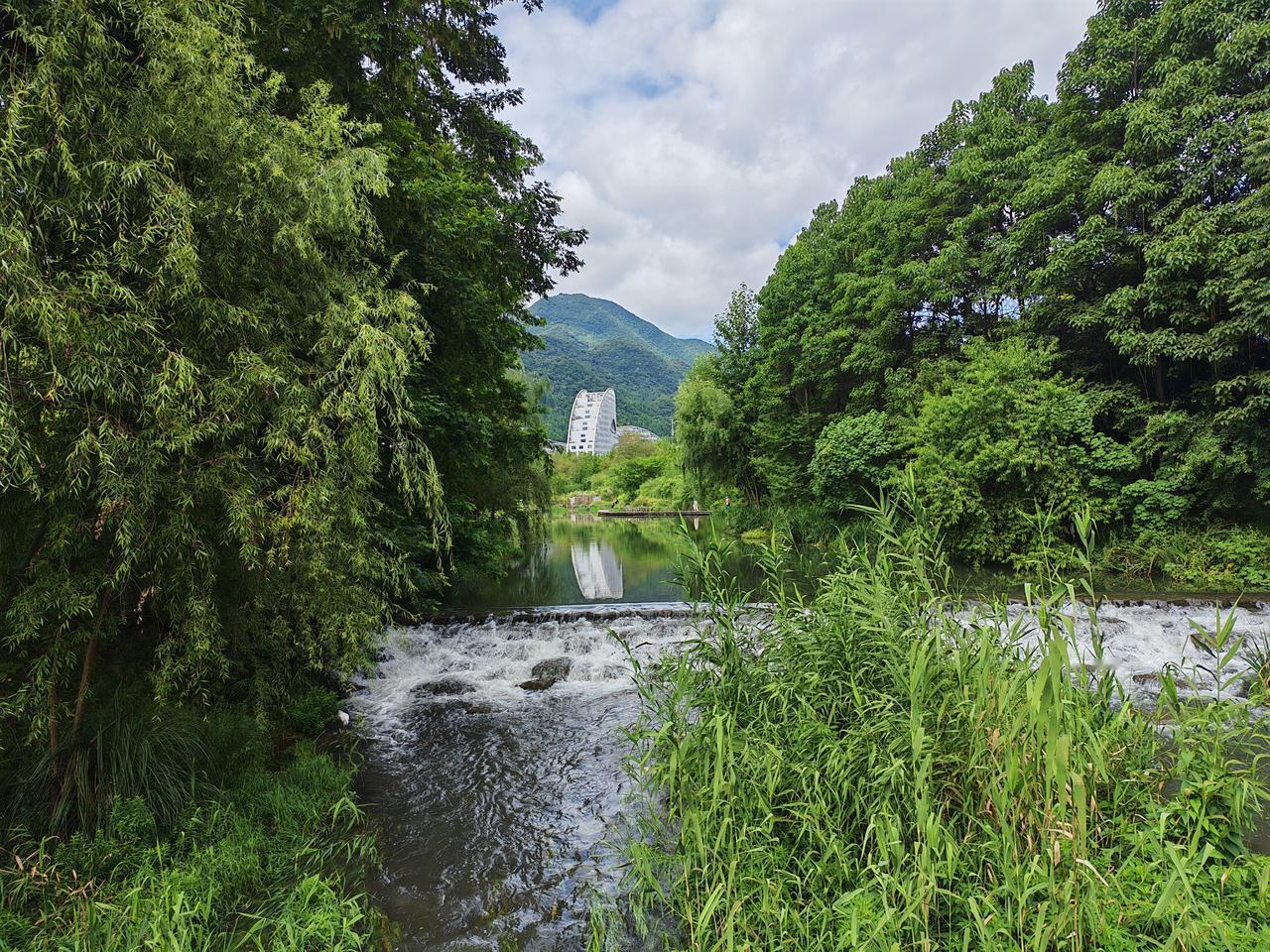 在工人吃香喝辣的年代，贵州六盘水坝子里的人是看不起威宁人，认为他们住在高山上，吃