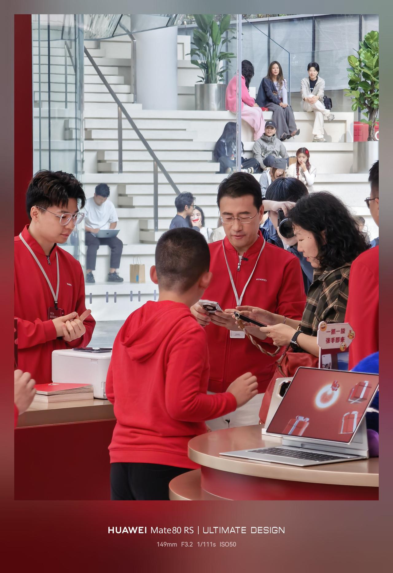 2月7日，华为终端BG CEO何刚先生现身深圳万象天地华为旗舰店，众多消费者表示