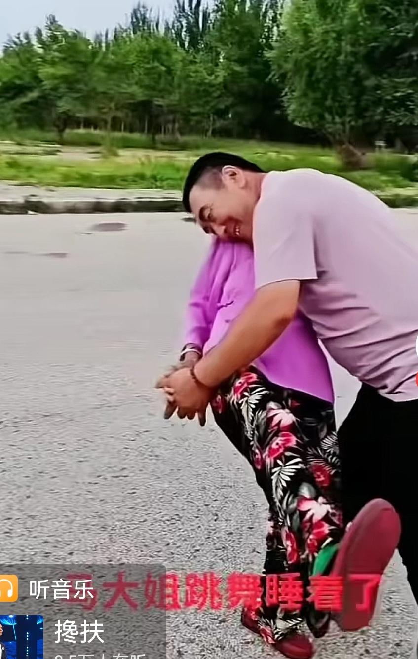 不被看好的爱情，却过了30年。
     30年前26岁的小伙子李玉成，不顾父母