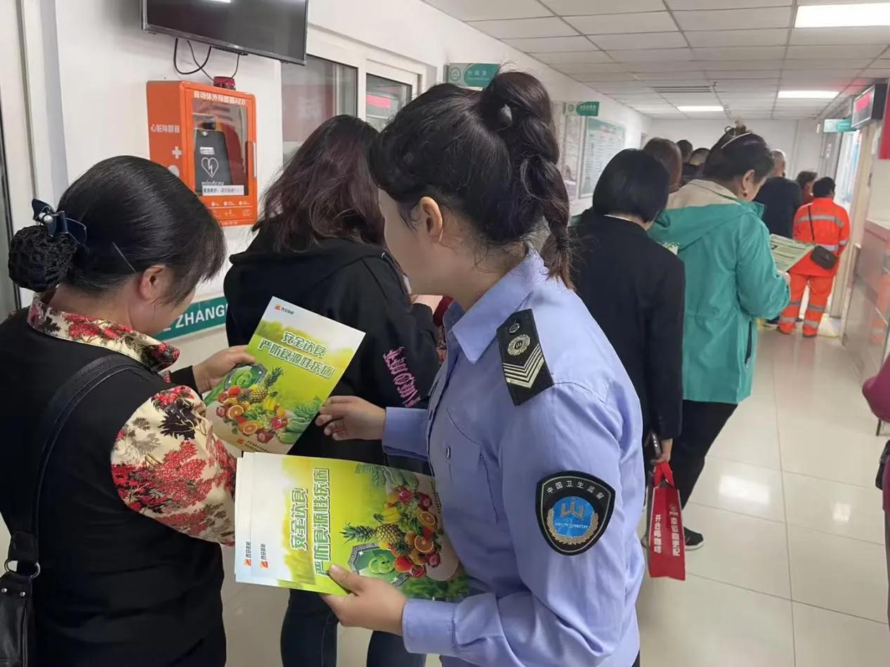 高新区开展食品安全宣传活动

为增强辖区居民食品安全意识，积极营造人人关心食品安