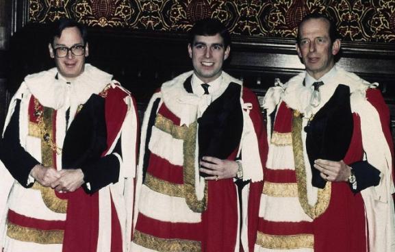 试图将戴安娜王妃变成恶魔岛的猎物，她的昔日闺蜜莎拉和爱泼斯坦来往过密，威廉王子和