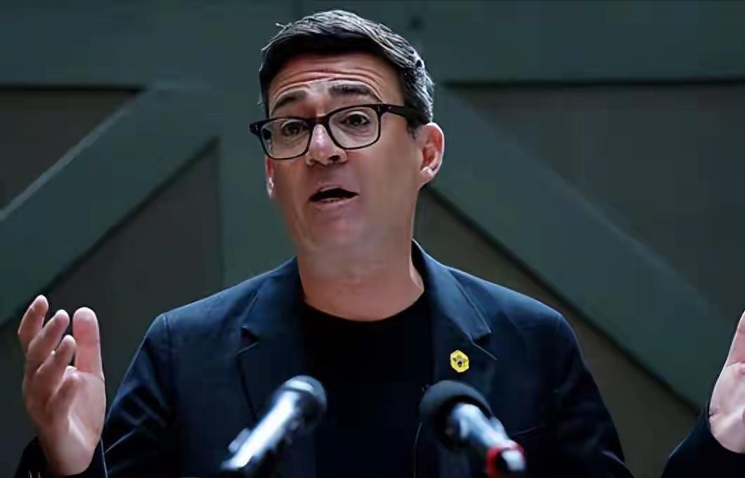英国政坛再次更迭，安迪·伯纳姆经工党内部一致推举，正式出任首相。这十年时间里，英