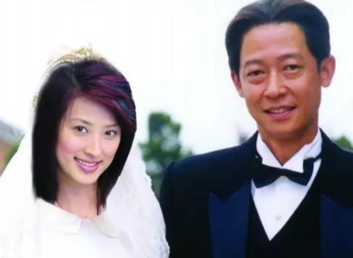 王志文妻子陈坚红：超模出身身价过亿嫁大10岁老公受欺负
1999年，陈坚红在王志