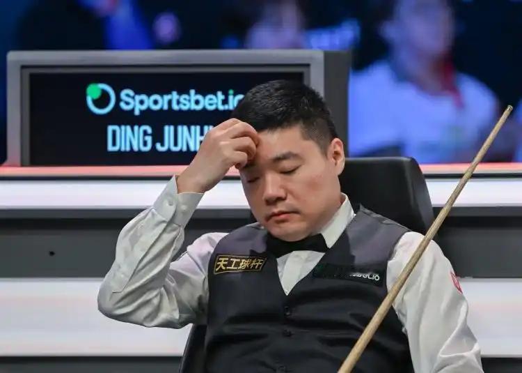 唐纳森真不简单，在丁俊晖三连鞭轰击下，不慌不忙，顽强反击，回敬一波二连鞭，将比分