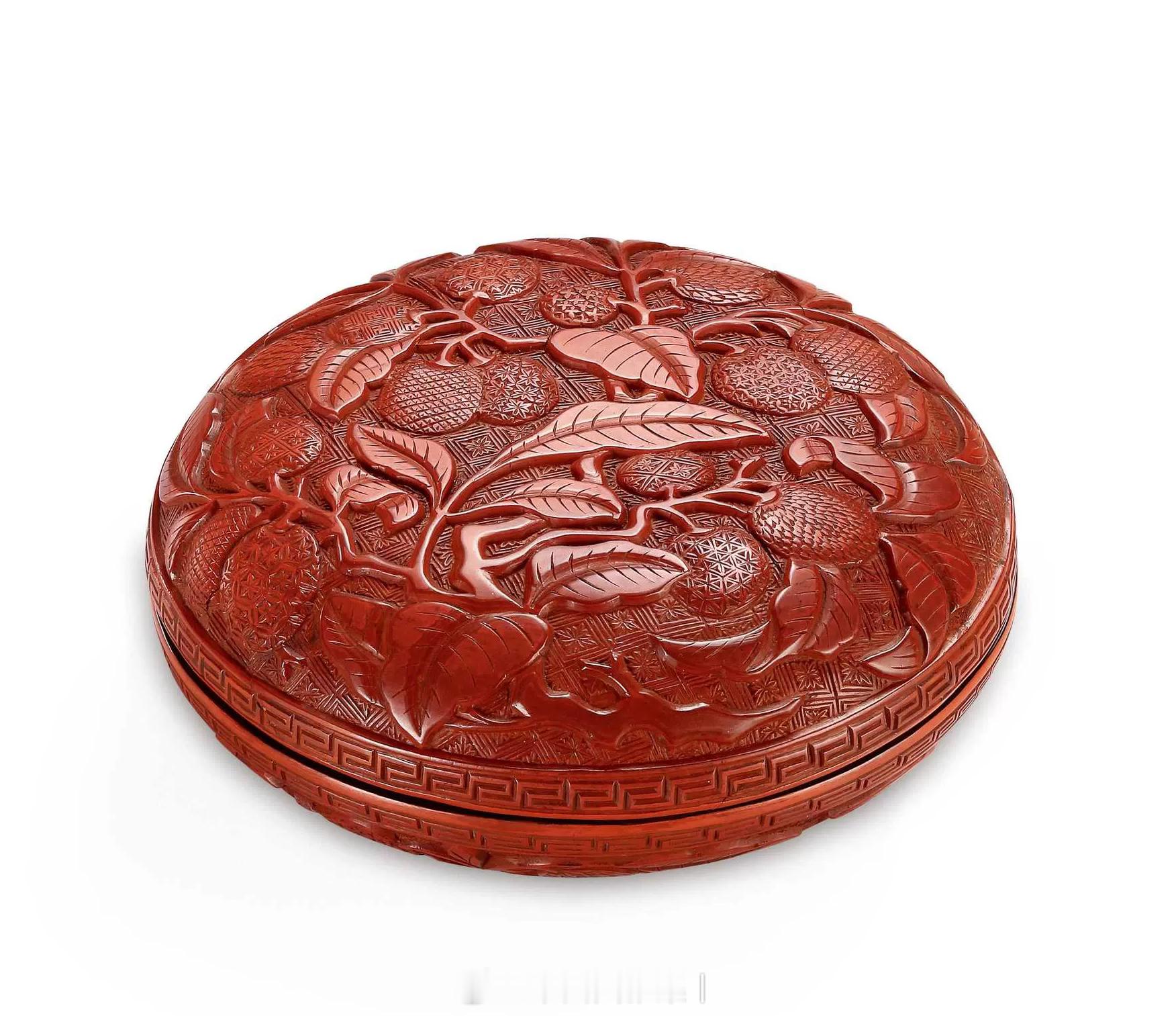 髹饰录 | 明中晚期 剔红折枝荔枝图圆盒圆盒尺寸较大，造型圆浑，蒸饼式。红漆稍泛